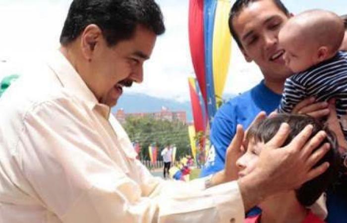 Maduro congratulates parents on their day