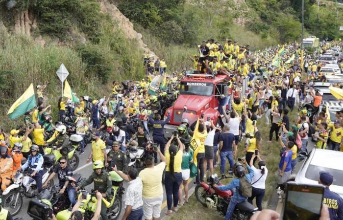 A human river welcomes Bucaramanga with its first soccer league cup in Colombia