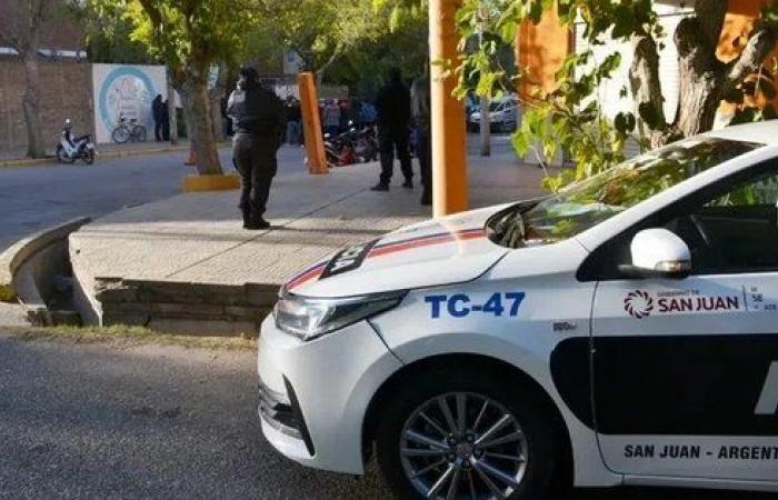 A young man was stabbed to steal his cell phone and SUBE card in Villa Obrera