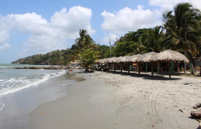 Navigability and access to the sea are restricted due to strong waves in Necoclí, Antioquia