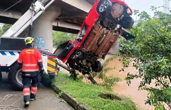 Accident in Antioquia: vehicle fell into the Medellín river and left three people injured