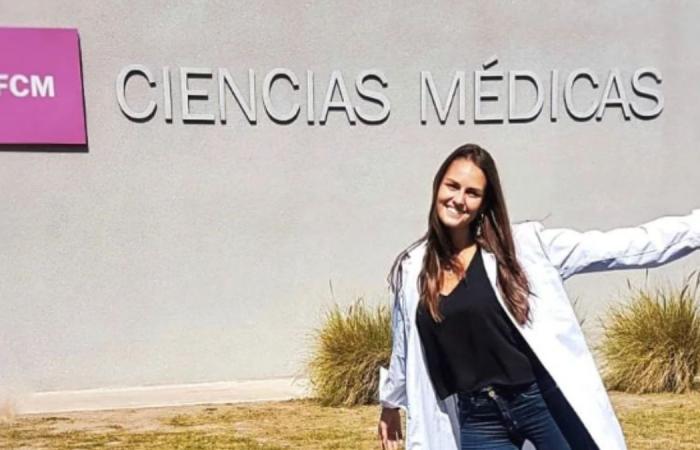 She is from Santa Fe, she defeated cancer at the age of 15 and studies Medicine to help others
