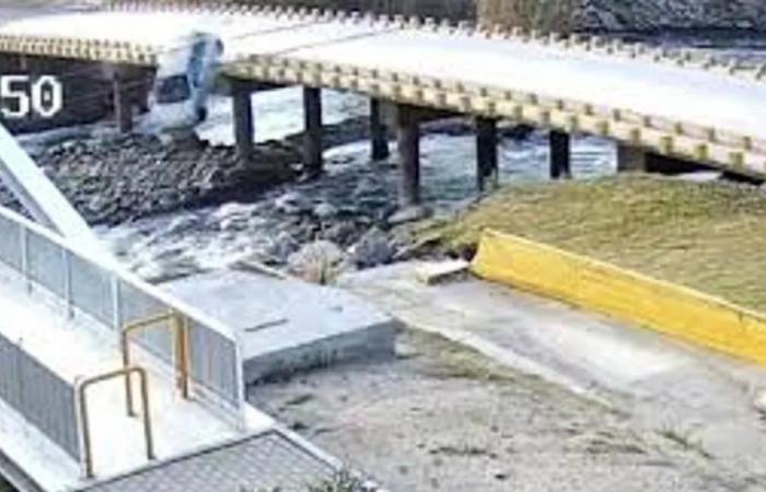 Impressive video: a young woman lost control of her car in Córdoba and fell into the river from a bridge