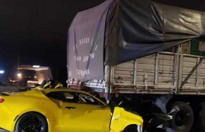 A Chevrolet Camaro got stuck under a truck in Córdoba: its driver died