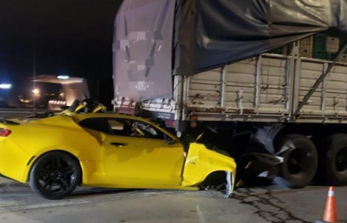 Fatal accident in Córdoba: a young man died after colliding his Camaro sports car with a truck