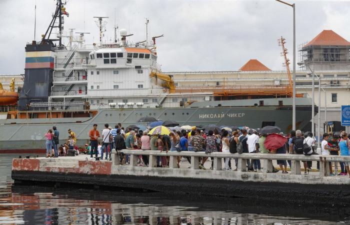 Venezuelan military ship arrives in Santiago, while Havana residents queue to see the Russian frigate