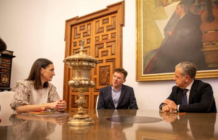 Córdoba gives Nuremberg a cup for an exhibition