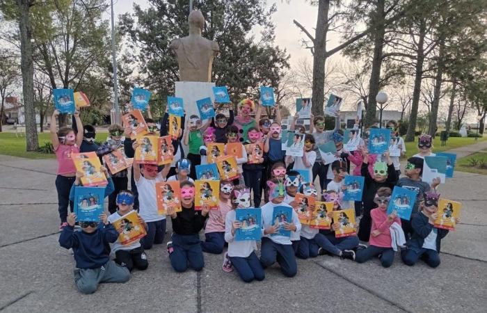 They distributed more than 100,000 books in the primary schools of the province – Diario El Argentino de Gualeguaychú. Online edition