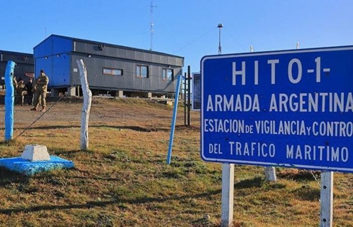 What is the controversial Argentine military base installed on Chilean soil like?