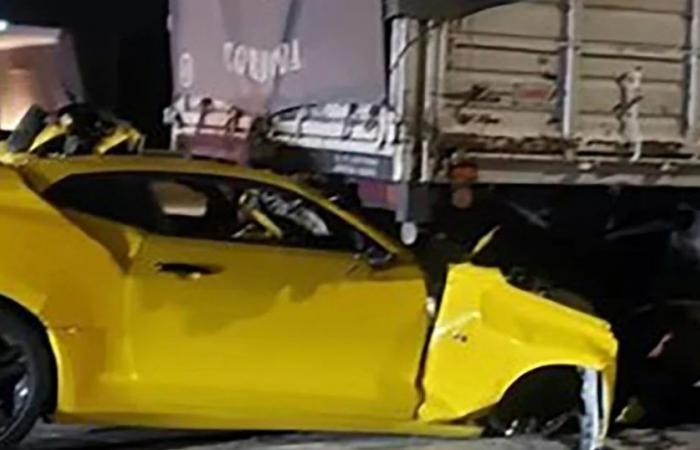A young man crashed his Chevrolet Camaro car into a truck and died in Córdoba