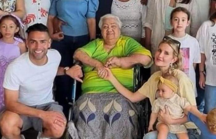 his paternal grandmother died; She managed to say goodbye to her on her last trip to Santa Marta.
