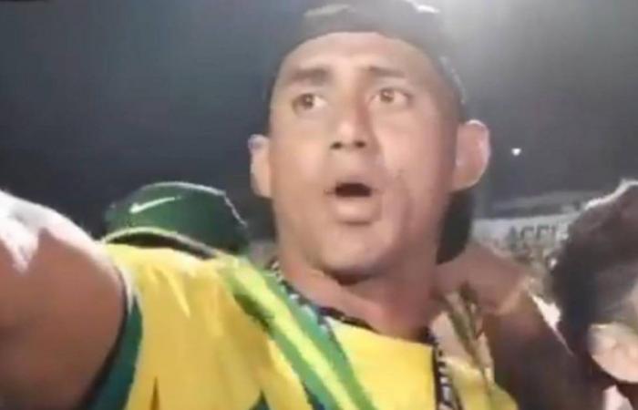 They stole the medal from the player Carlos Henao while he was celebrating the victory of Atlético Bucaramanga