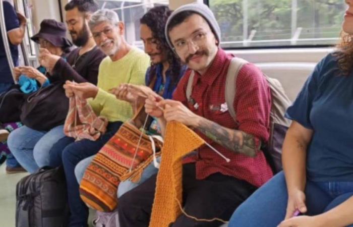 men knitting in the Medellín metro are a sensation on social networks