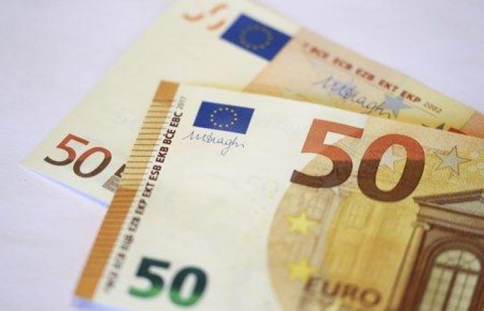 The dollar remains strong, political uncertainty sinks the euro