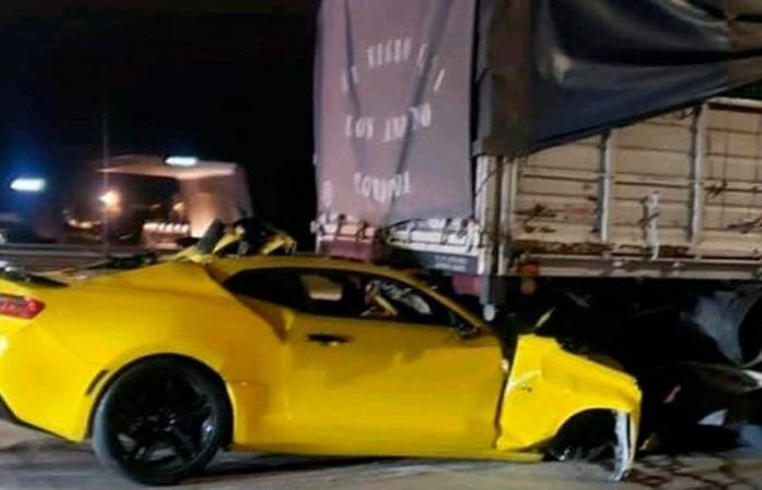 Strong crash between a Camaro and a truck in Córdoba: the driver died
