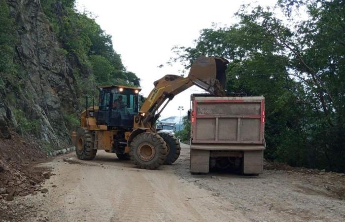 The Bolombolo-Santa Fe de Antioquia road was closed for about 48 hours due to a landslide