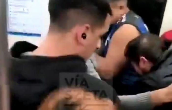 Video: brutal beating of a man who groped a young woman on the Sarmiento train