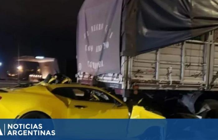 Horror in Córdoba: he crashed his Chevrolet Camaro against a truck and died