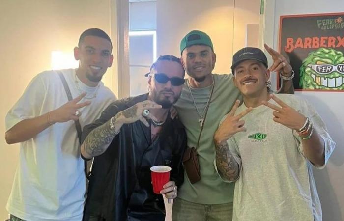 J Balvin received a tremendous gift from a Colombian national team player after the match against Bolivia
