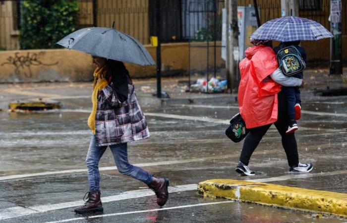 When will be the peak rainfall in Santiago, according to Meteorology