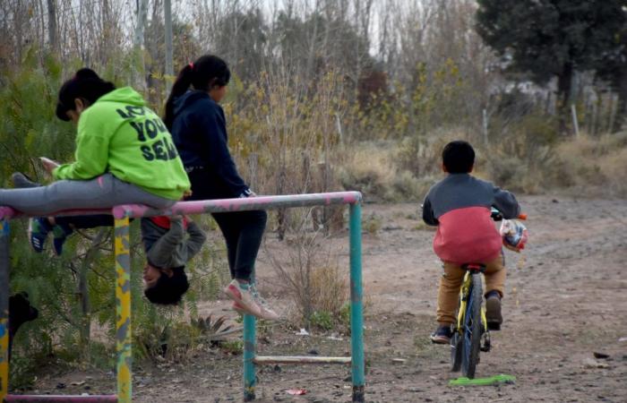 They built a picnic area on the Neuquén plateau so that the kids “don’t walk around in the garbage”