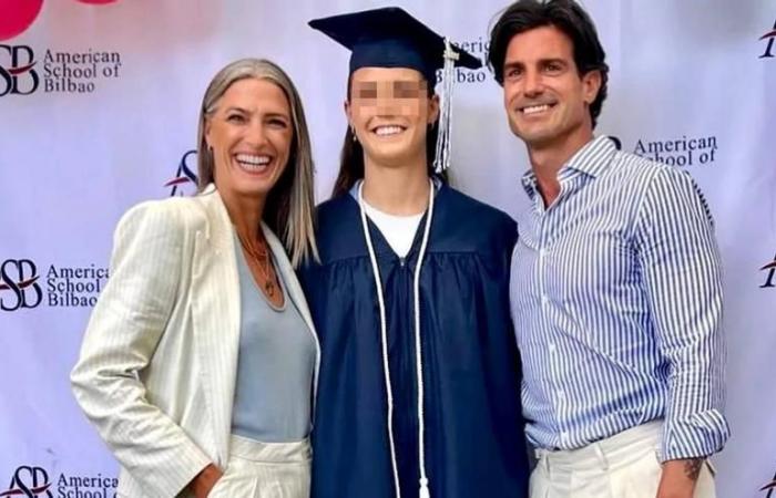 Aitor Ocio and Laura Sánchez meet again and pose together at their daughter Naia’s graduation
