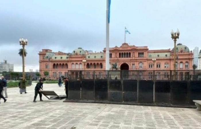 They fence the Plaza de Mayo again, waiting for the mobilization for the detainees
