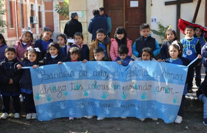 Students from ENI Nº330 of Los Ralos celebrated Flag Day at the Ministry of Education