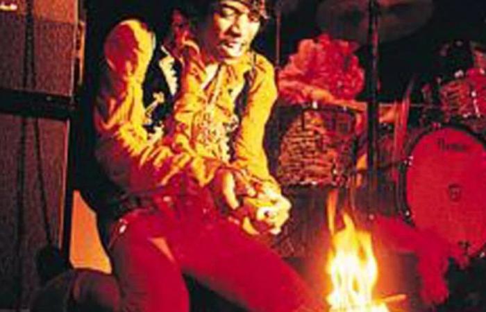 The 40 minutes that made Jimi Hendrix a legend: a guitar, a match and “sex” on stage