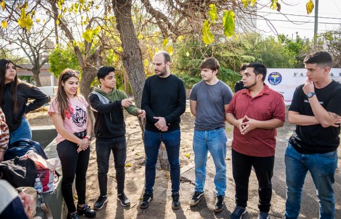Manos Program: Córdoba Joven provided tools for student project – News Web