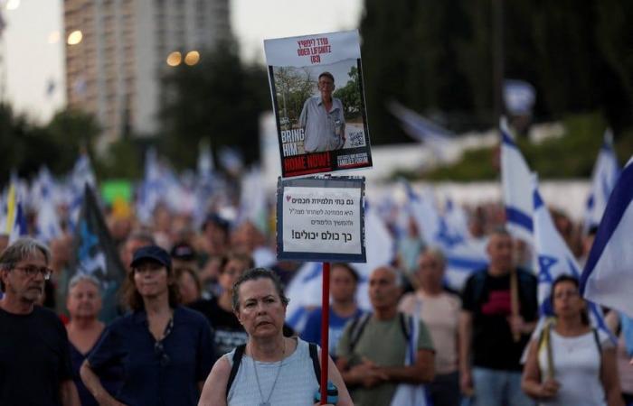 Netanyahu dissolved his War Cabinet and there was a massive protest in front of his house