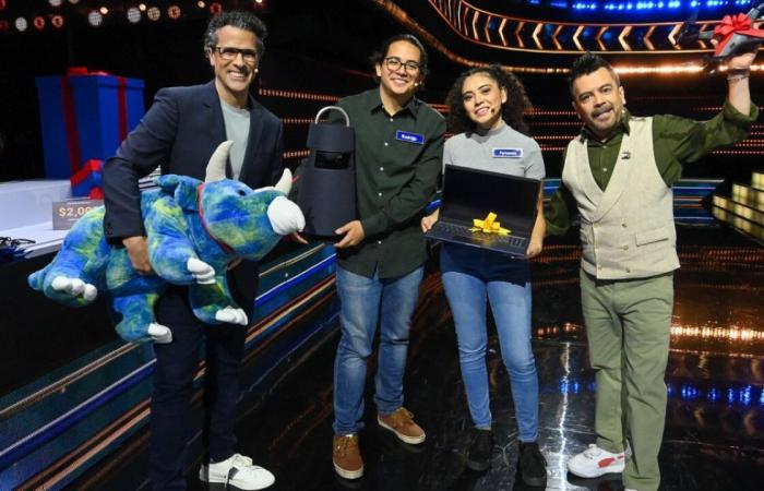 Two couples sought to take home prizes in Escape Perfecto