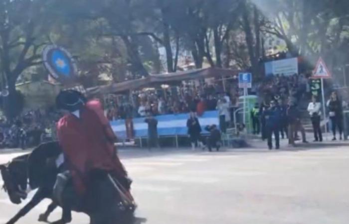runaway horse dragged a rider during the parade in honor of Güemes
