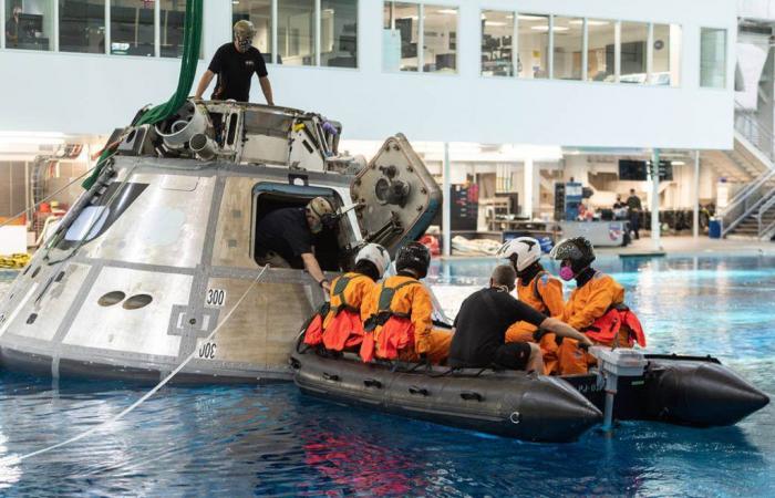 NASA awards Vertex Aerospace a contract for the operations of the Neutral Buoyancy Laboratory