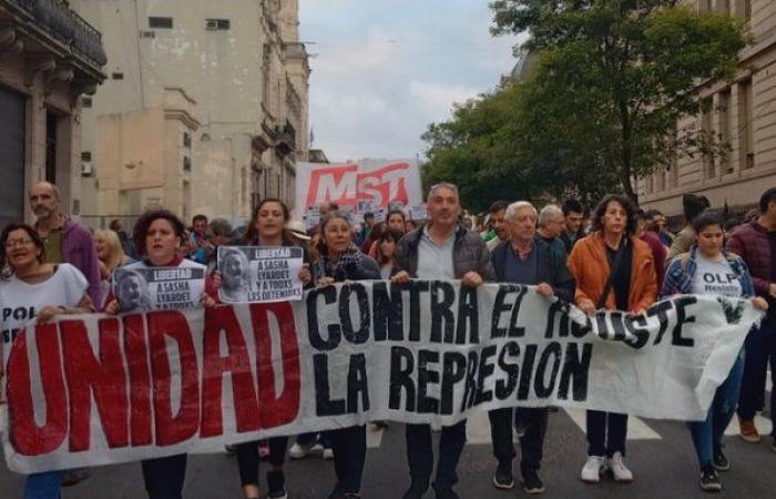 Protesting is not a crime: they marched in Paraná for the freedom of those detained for rejecting the Bases Law – Politics