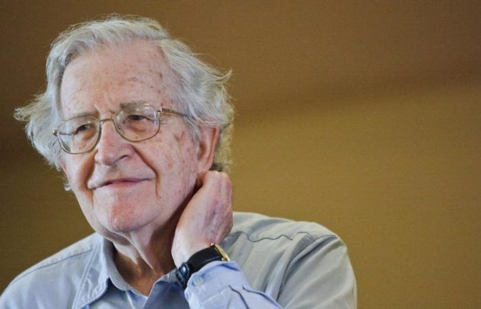 Noam Chomsky will continue the treatment of his illness at home, according to the Brazilian hospital that treated him