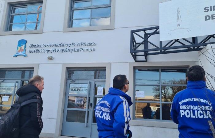 They shot seven times at the headquarters of the oil union in Cutral Co: there were people inside