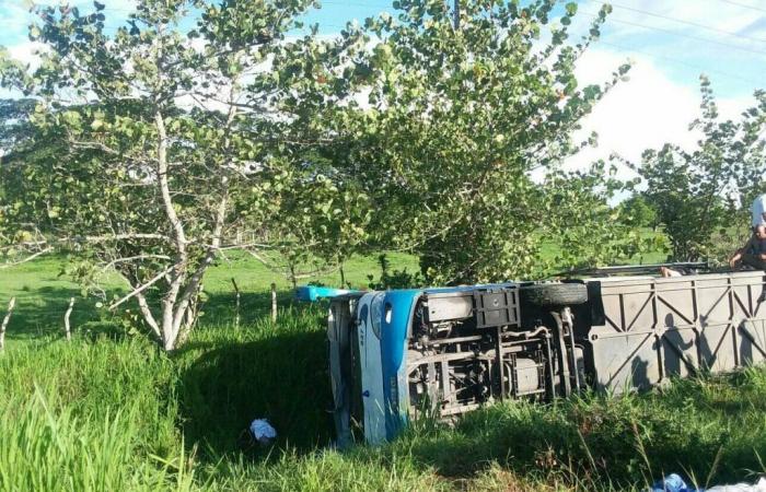 A leased Yutong overturns on the Camagüey highway