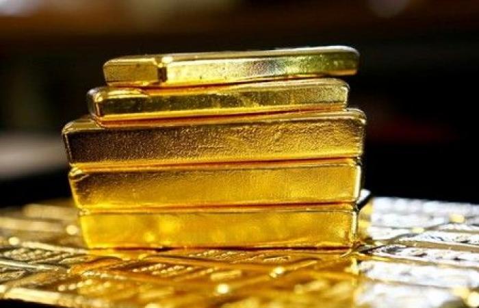 Gold gains traction after weak US economic data