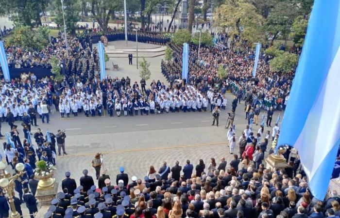 Jaldo took the promise of loyalty to the Flag from 2,500 Tucuman schoolchildren