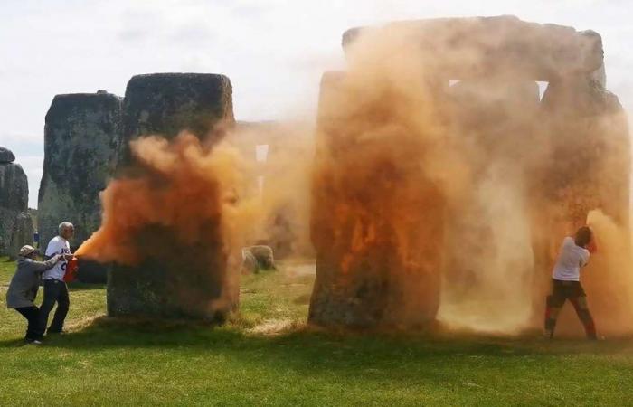 On video: two activists who threw paint at the Stonehenge monument are arrested | News today