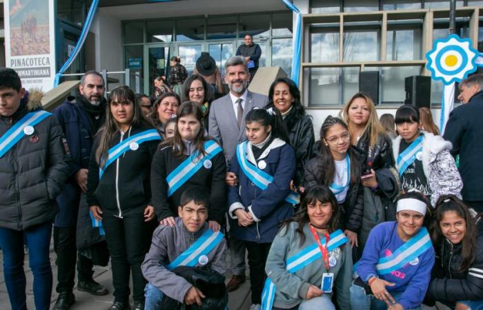 Ulpiano Suarez took allegiance to the flag from students of the City