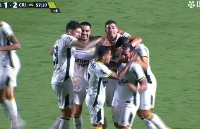 Great goal from Miguel Trauco, from a free kick, that drove journalists crazy for Criciúma’s victory against Atlético Goianiense for Brasileirao