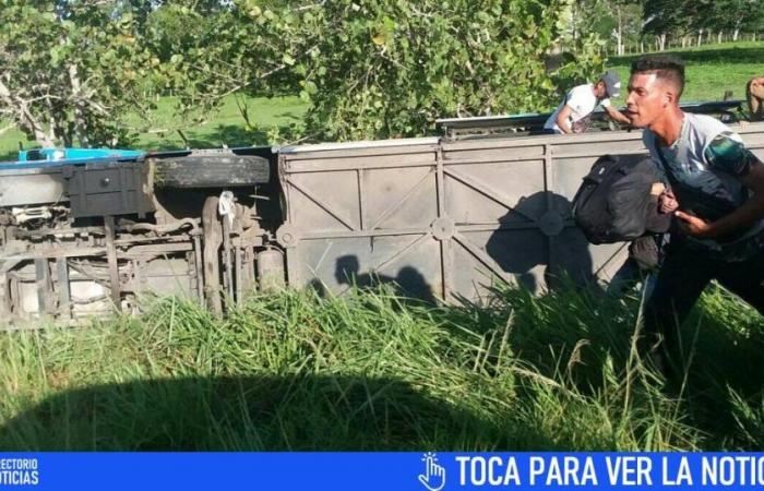 A leased Yutong overturns on the Camagüey highway