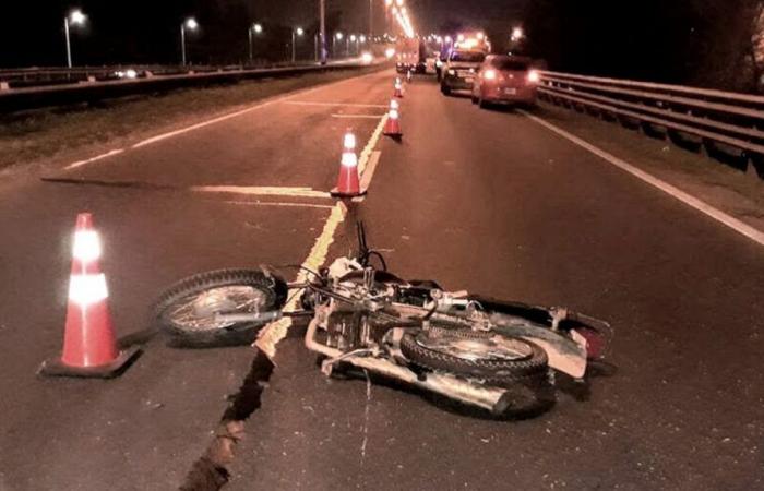 A motorcyclist died in a tragic accident in the Eastern Zone of Mendoza and his companion was injured