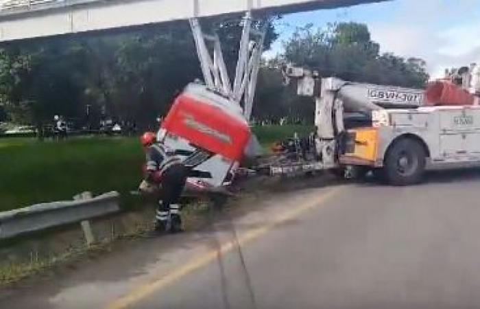 Bus accident on the Bogotá – Chía road: driver lost control