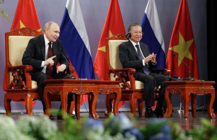 Vladimir Putin, president of Russia, visited Vietnam: what is he looking for?