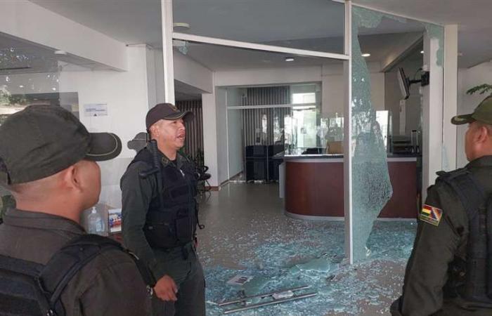 A mob attacks Customs offices in Santa Cruz; there are about twenty people arrested