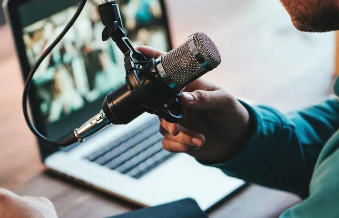What is dynamic podcast ad insertion and why has it democratized monetization?
