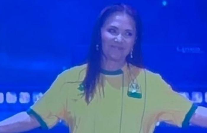 Ana Gabriel wore the Bucaramanga shirt